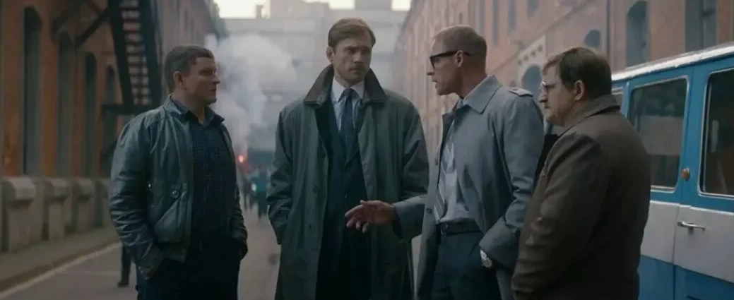 Оперативники КГБ на улице Берлина, кадр из фильма.