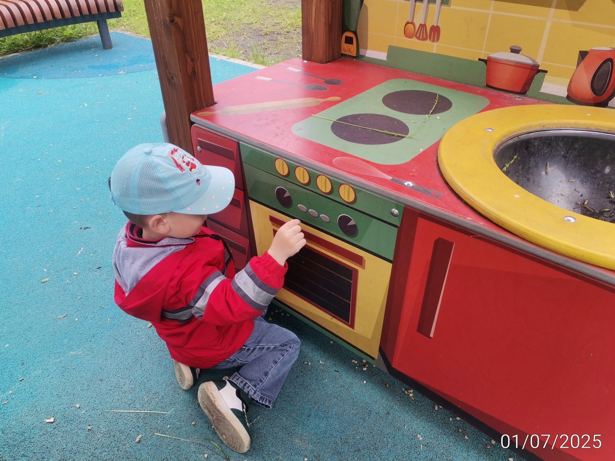 Пытается нажимать и крутить нарисованные кнопки. Невозможно пройти мимо техники, она притягивает, как магнит