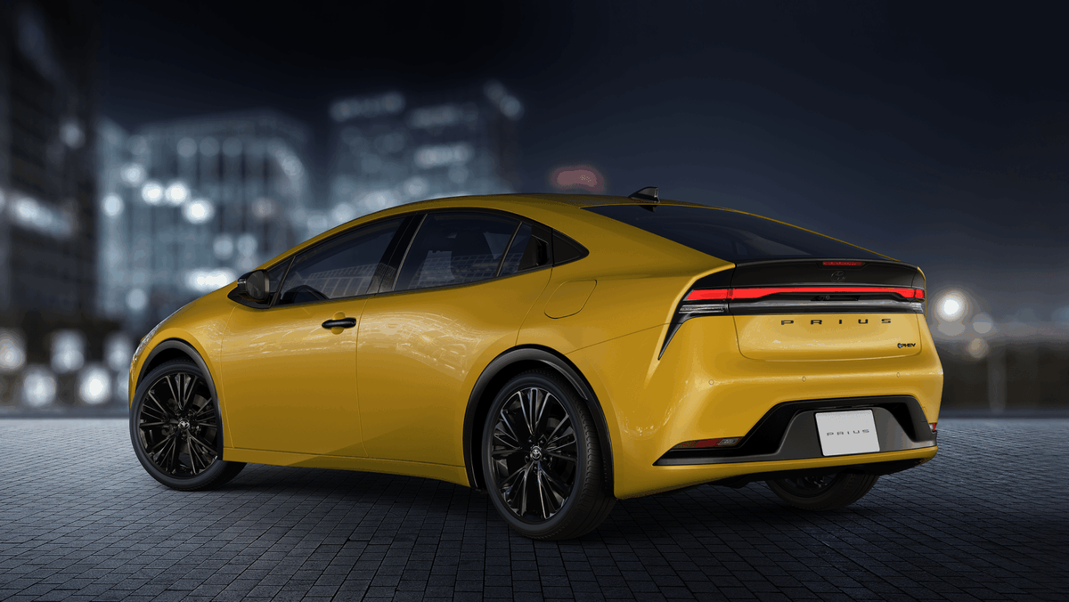    Toyota Prius PHEV Night Shade. Фото Toyota