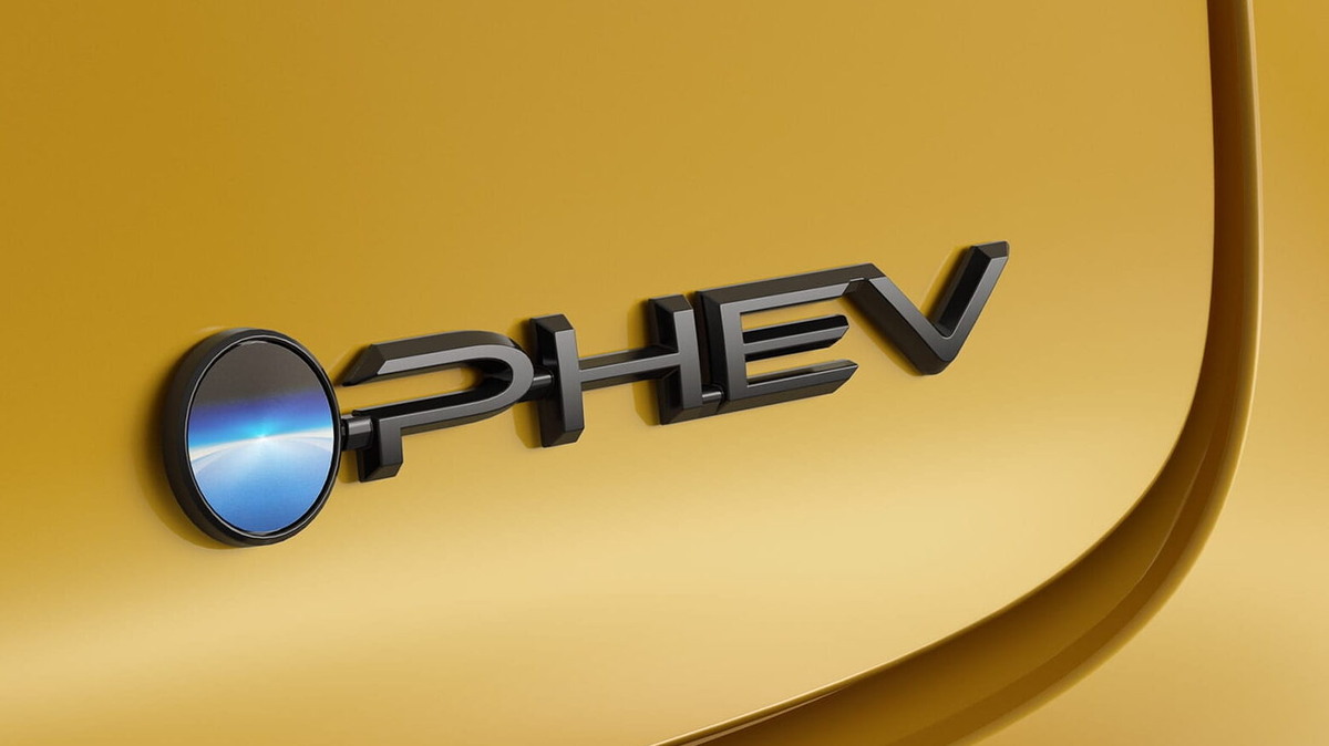    Toyota Prius PHEV Night Shade. Фото Toyota