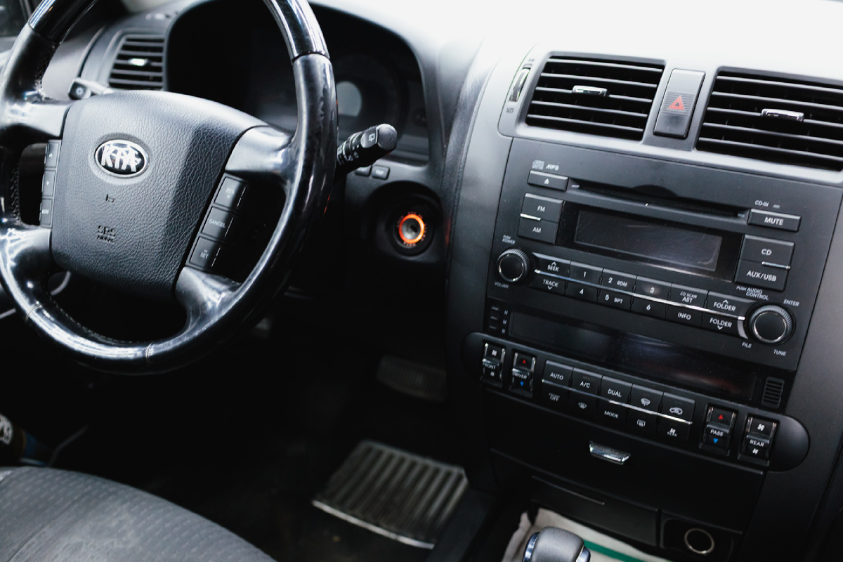 Источник фото: https://custom-heroes.ru/raboty/vid-uslugi/avtozvuk/cifrovoy-apgreyd-kia-mohave-multimedia-kompleks-novogo-pokoleniya/