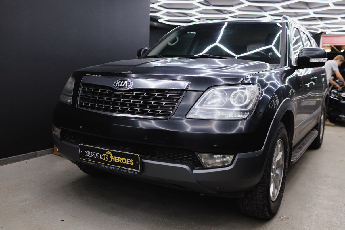 Источник фото: https://custom-heroes.ru/raboty/vid-uslugi/avtozvuk/cifrovoy-apgreyd-kia-mohave-multimedia-kompleks-novogo-pokoleniya/