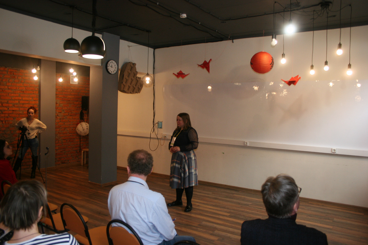 Эта фотография сделана на форуме практиков семейного образования где я была спикером.  В этот семейный клуб идет с нового года мой сын Герман. 