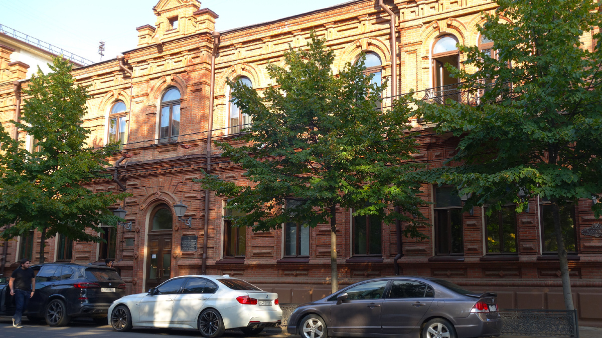 Краснокирпичный доходный дом Кузнецова. Конец XIX века.