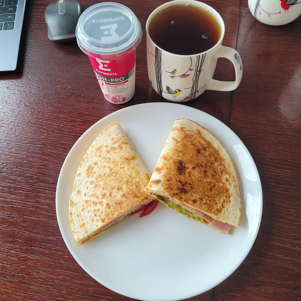 Если честно, уже не помню, почему меня не хватило на то, чтобы сделать приличный кадр. Может, есть хотелось, может, еще что. Помню, в голове держала много дел, даже окна вымыть хотела, но не сложилось - дождь.