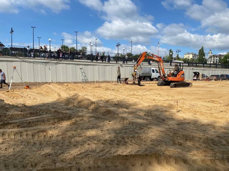    В Оренбурге завершают благоустройство городского пляжа Мария Чалкина