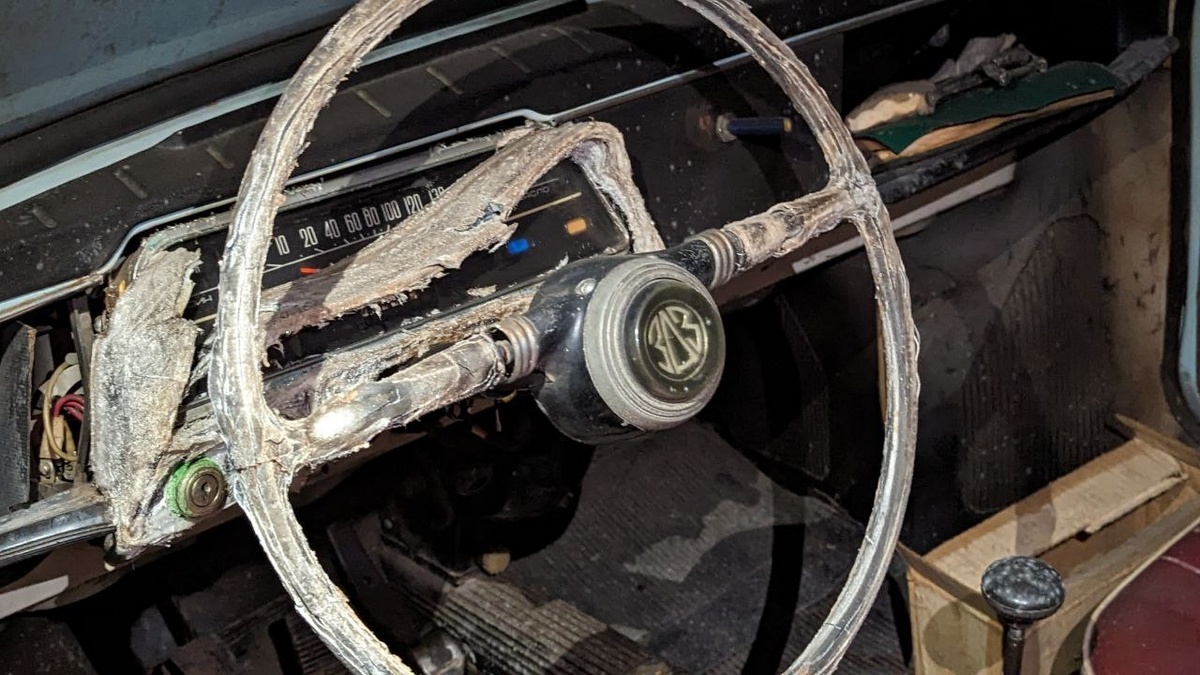 Видимо от жары расплавился пластик и превратился в труху. Ничто не вечно. Руль ЗАЗ-966.