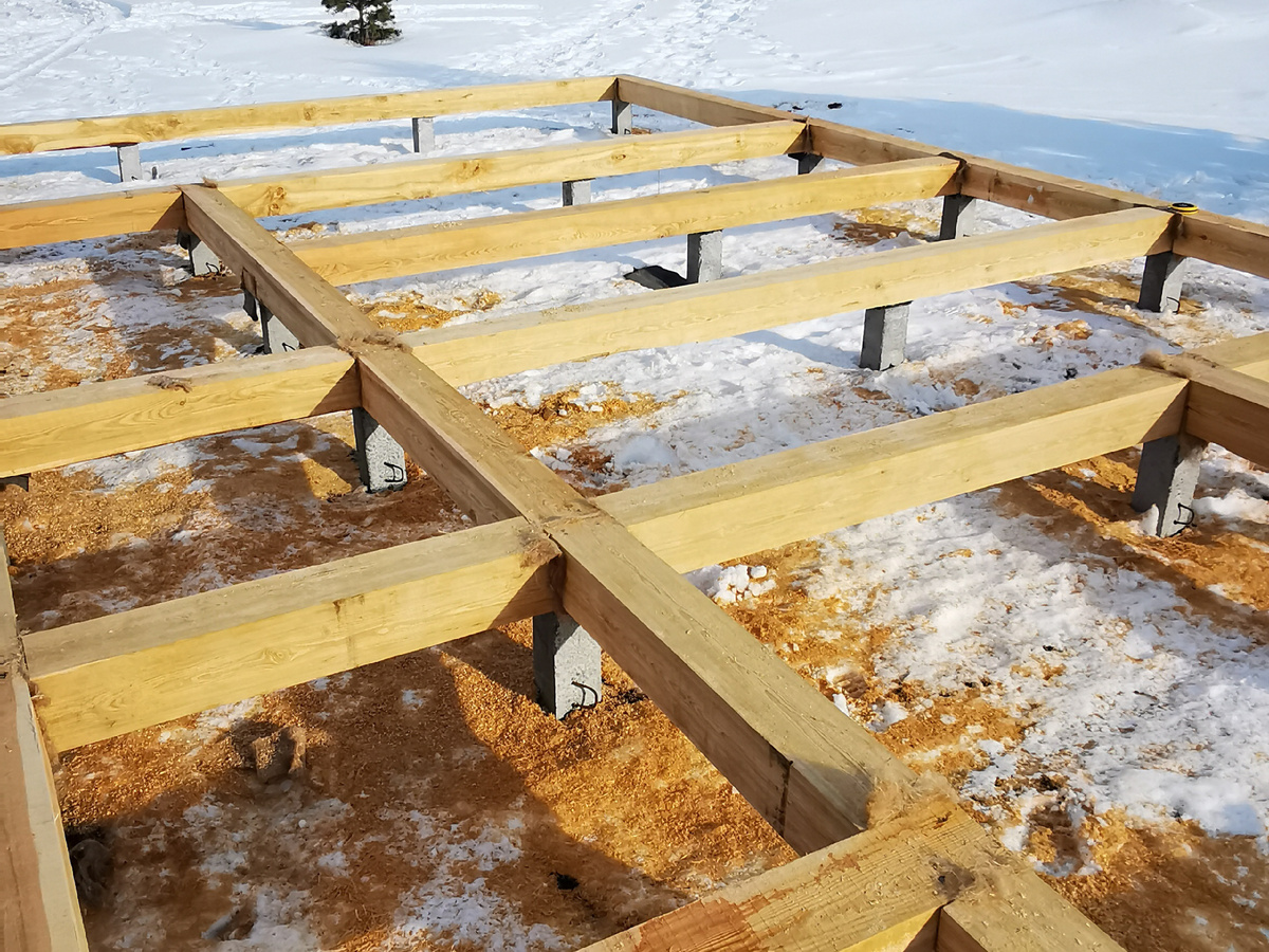 Для бани мы сделали обвязку из бруса из лиственицы сечением 200х200