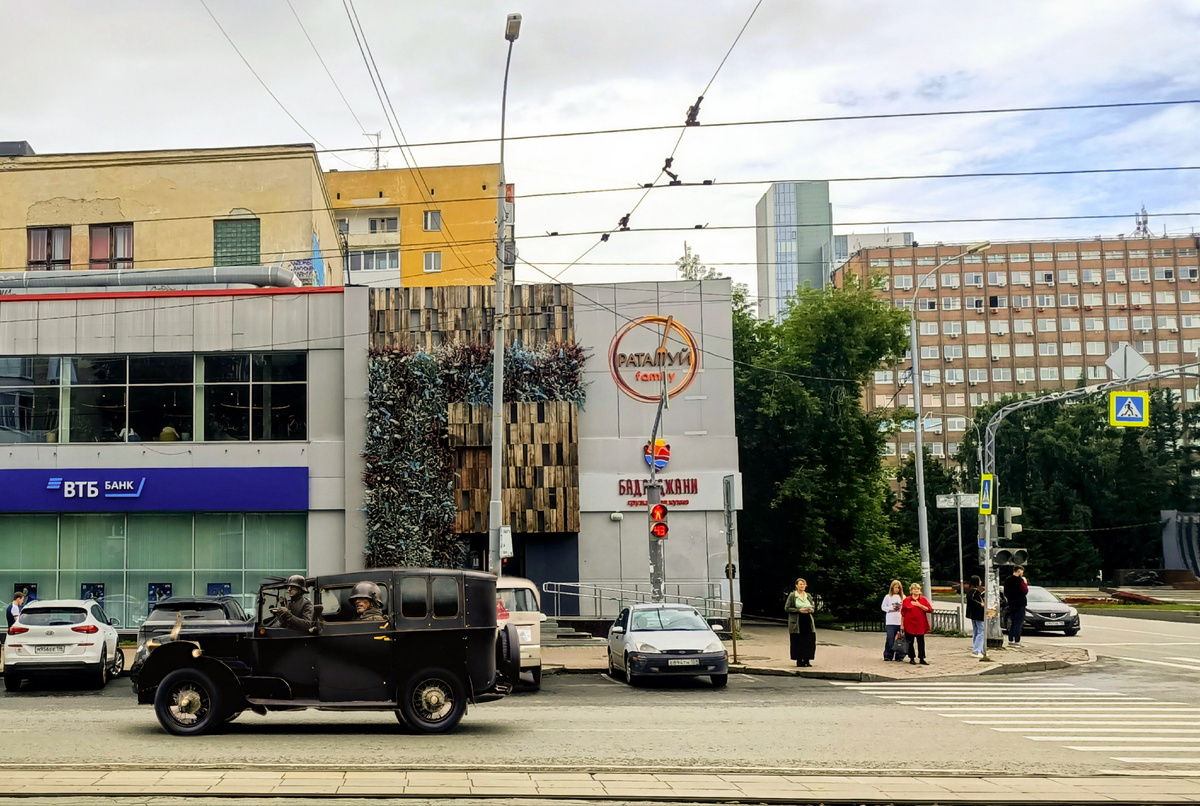 Ресторан евро-кавказской кухни "Рататуй Family/Бадриджани", г.Екатеринбург, ул.Луначарского,128, 2 этаж