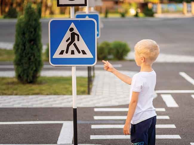 Мало научить детей пользоваться пешеходными переходами, нужно еще выработать навык остановиться и осмотреться bel.cultreg.ru