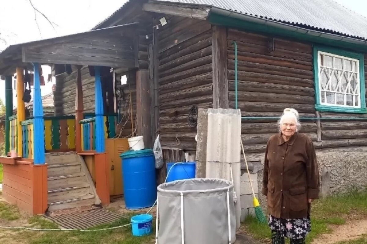    Евгения Нуштина много лет пытается уберечь родную деревню от опасности – жительница Больших Лупяжей добивается, чтобы заброшенные дома отключили от электричества, но походы в разные инстанции не приносят результата.