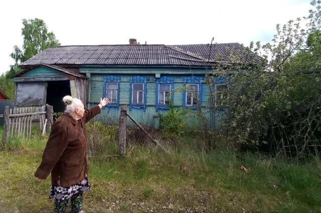    Местные жители регулярно видят, как провода над оставленными без присмотра домами искрят, особенно когда их раскачивает сильный ветер. Фото: АиФ/ Зоя Мозалева