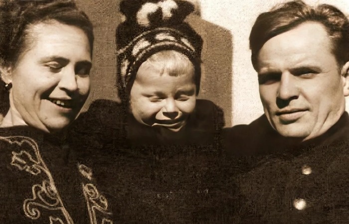 Юрий Богатырев с родителями в детстве./Фото: uznayvse.ru