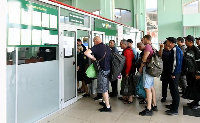 Россия, пытаясь упорядочить поток мигрантов, лупит по своим со всей дури: от новых правил пересечения "ленточки" страдают только наши
