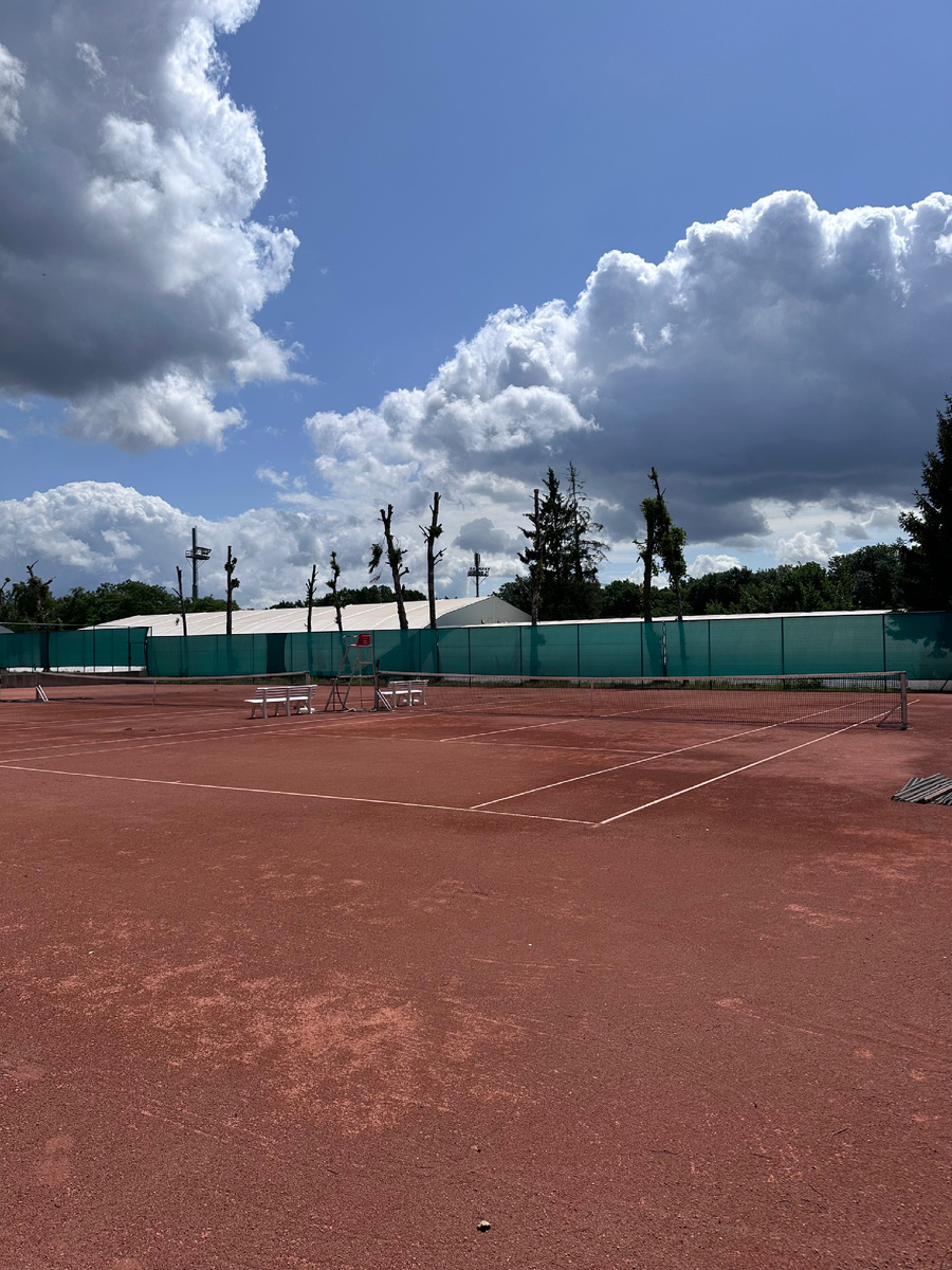 1 июля, в Брюсселе жара в 36 градусов… Уже в 8:30 на теннисных кортах солнцепек. 