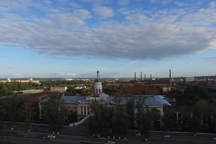 Фото: скриншот видео "Ижевск в лете IzhFly. Аэросъемка 4к video 3840x2160p" на платформе YouTube