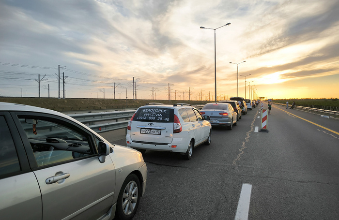   Очередь автомобилей на Крымский мост.Марина Бабанская/ТАСС