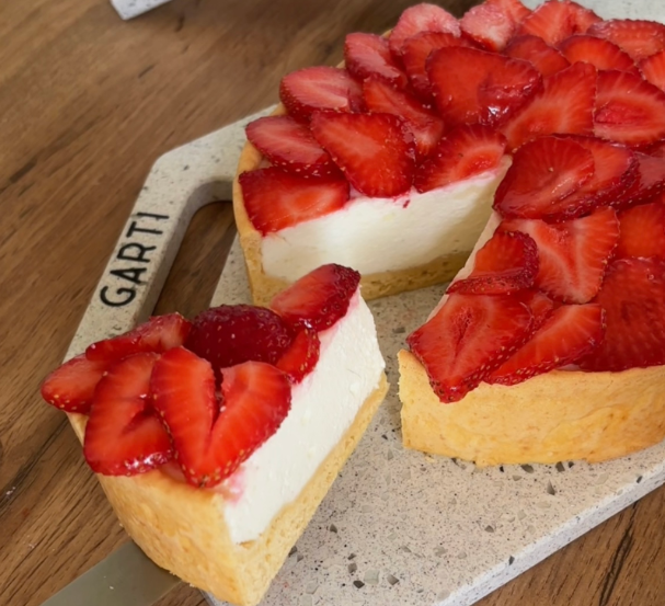 Песочная основа, творожный слой и свежие ягоды/фрукты