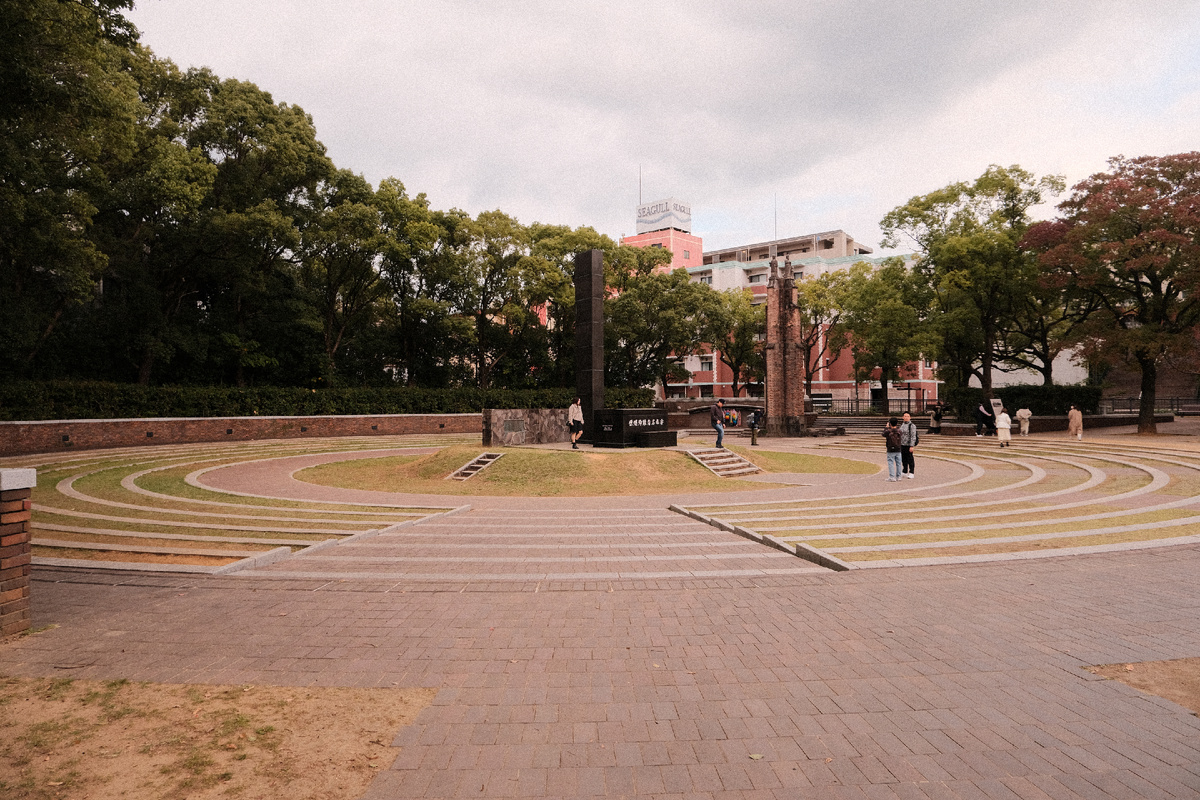 Монумент на месте эпицентра взрыва атомной бомбы в Нагасаки.