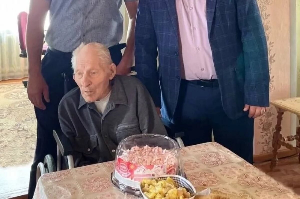    104 год исполнилось ветерану ВОВ Тимофею Слёзкину из Кваркенского района