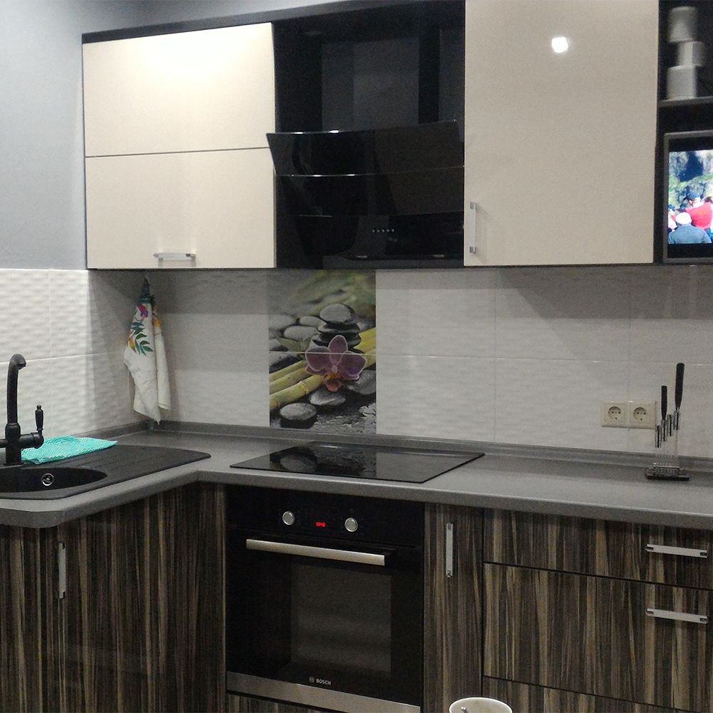 Наклонная вытяжка в кухонном гарнитуре. Неудачный вариант.