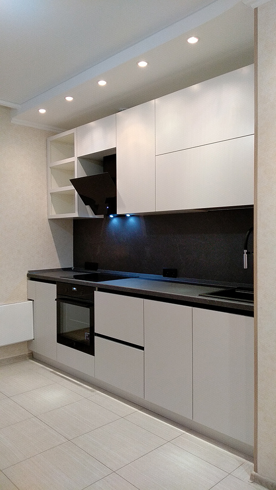 Наклонная вытяжка на маленькой кухне. Ещё один неудачный вариант.