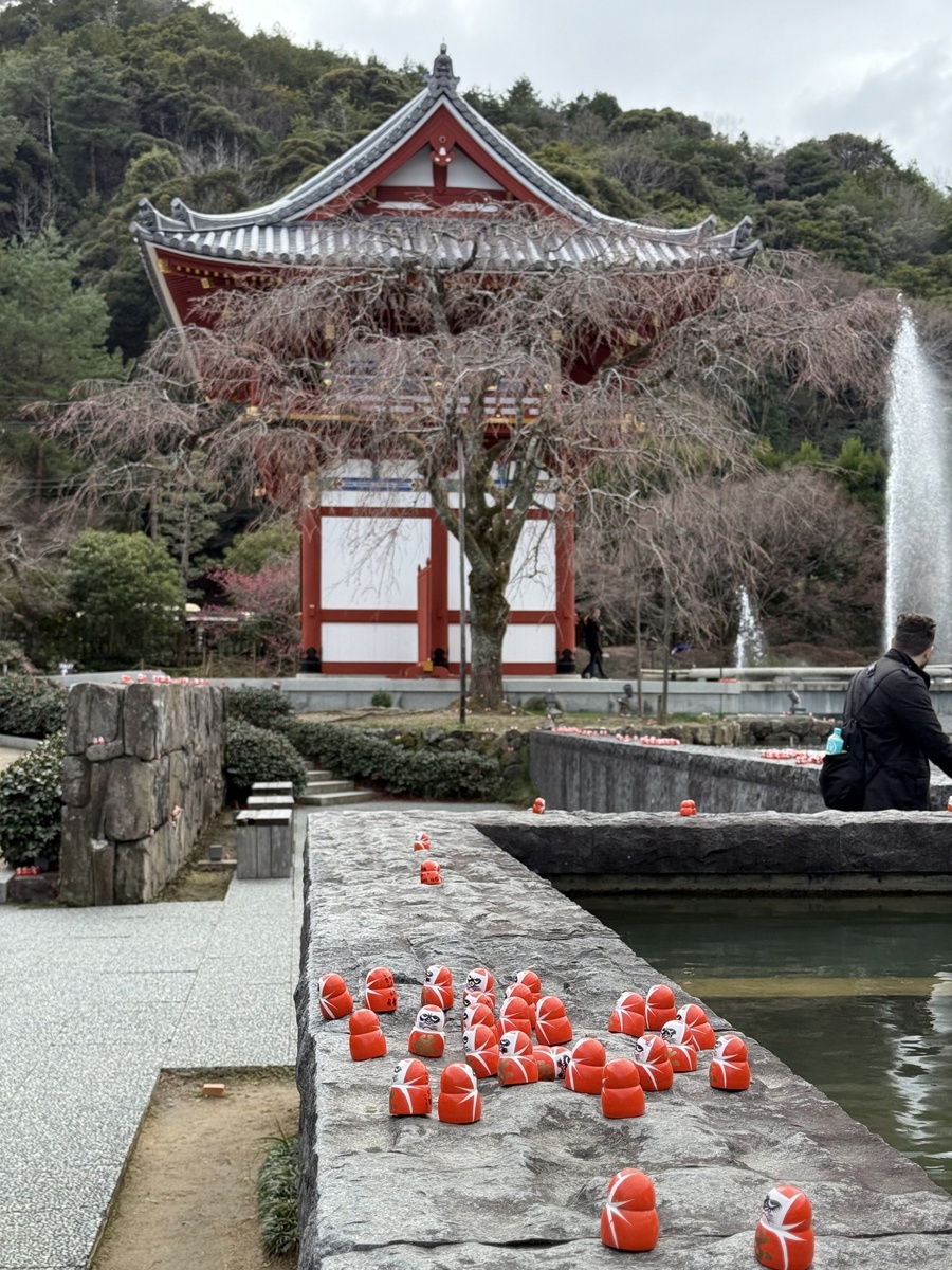 Миниатюрные дарумы, которых принято оставлять на территории храма после получения предсказания