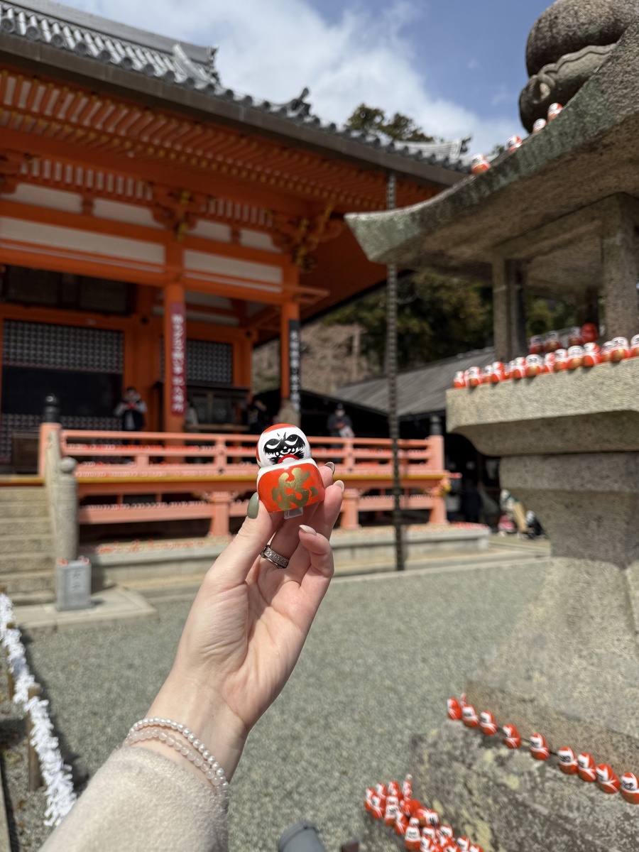 Дарума-микузди. Предсказание находится на бумажке, воткнутой снизу