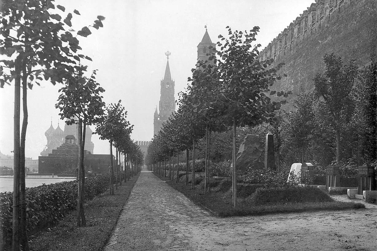 Кремлёвский некрополь на фоне башни с двуглавыми царскими орлами. 