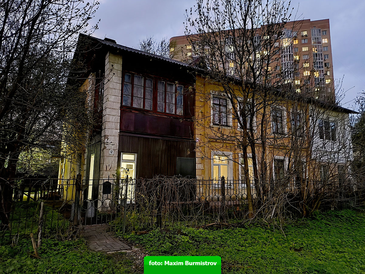 Вот такой экзотический домик снаружи, свет в окнах – это у нас!