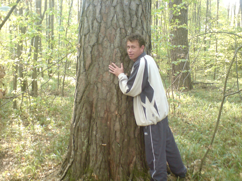 Отец обожал природу, на даче к нему постоянно приходили кошки. Однажды он заботился о ежихе с потомством 