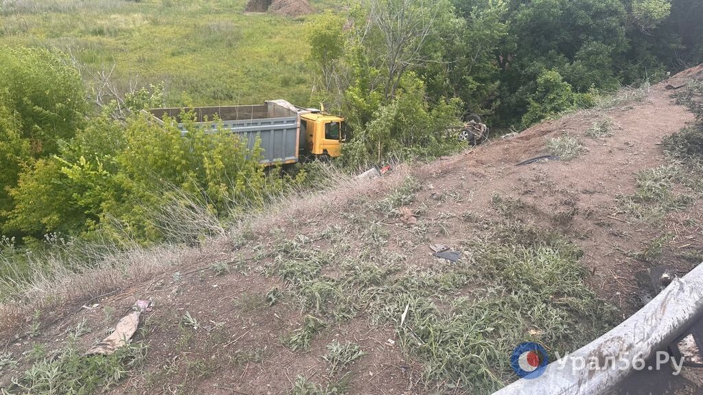    Причиной ДТП в Оренбурге, в результате которого погибли женщина и ребенок, могло стать лопнувшее колесо