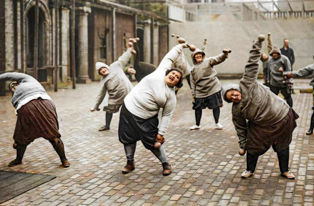 Дамы во дворе Манхэттена пыхтят, чтобы влезть в платье мечты. Фитнес-зумба? Уже тогда жгли!