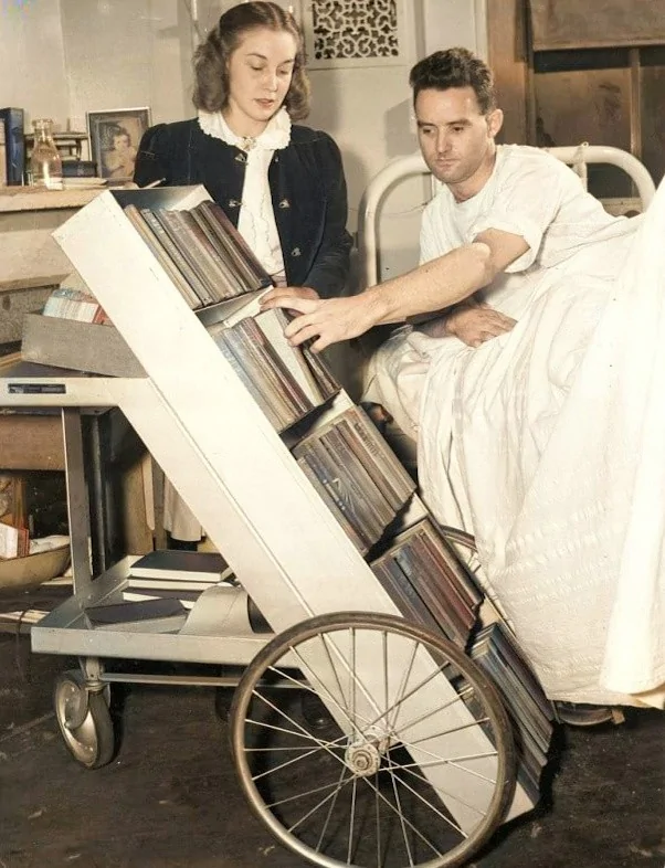 Пациенты листают книжки, пока медсестра не видит. Спокойная атмосфера с легким флером ретро-шарма.