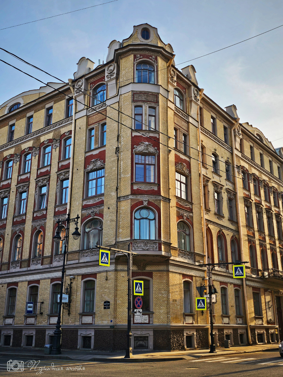 Дом Муяки на улице Восстания сразу привлекает взор