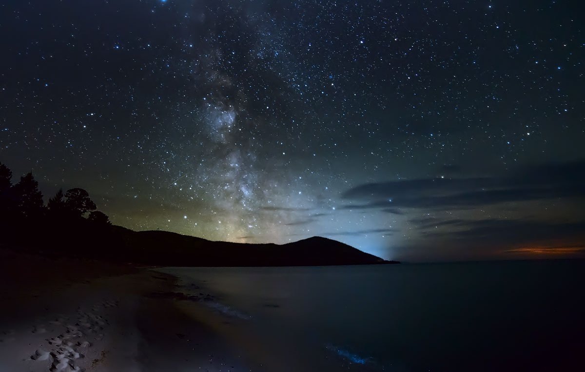Байкал и звёздное небо.
