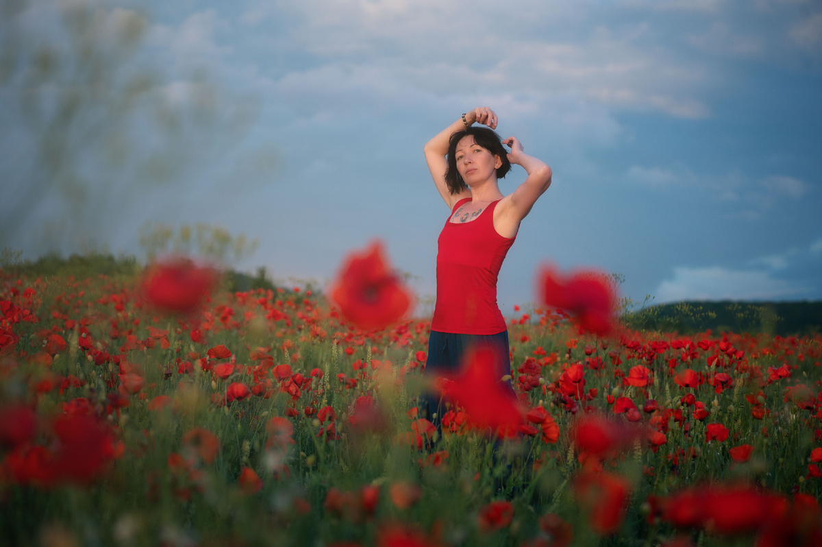 На фото я - в маковых полях. И мне все равно какой температуры море - я летом все равно купаться не успеваю. Зато гулять комфортно! 