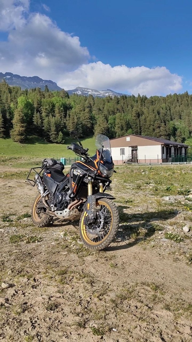 Архыз, немного размялся налегке.. Резина на крутых спусках показала себя хорошо...