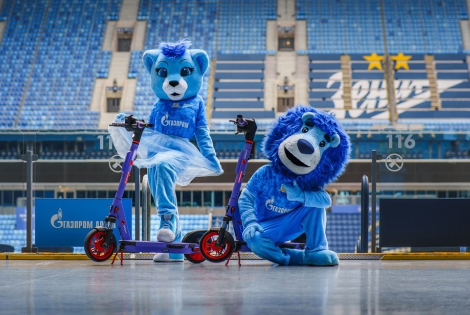    Маскоты "Зенита" на самокатах Юрент Автор фото: Пресс-служба Юрент