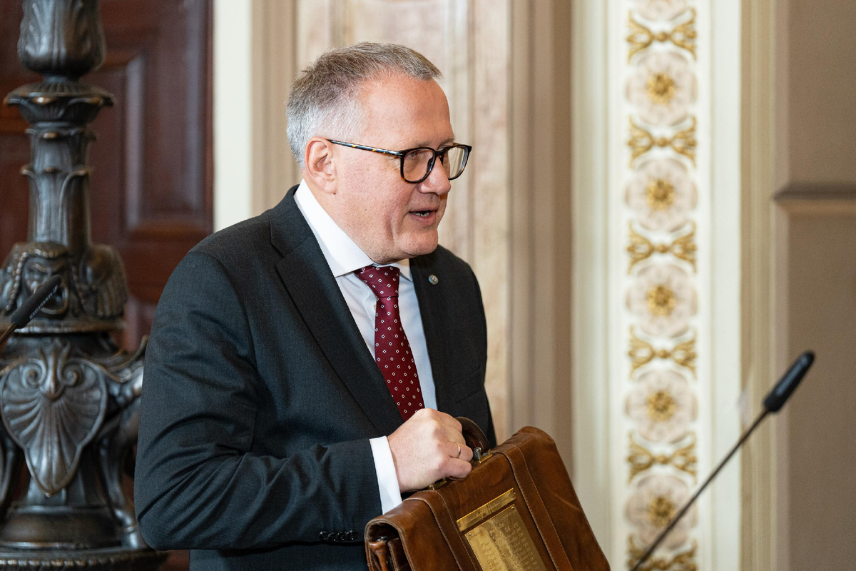 Министр финансов Латвии Арвилс Ашераденс передает Сейму проект бюджета на 2025 год © CC BY-SA 2.0 / Saeima / Reinis Inkēns