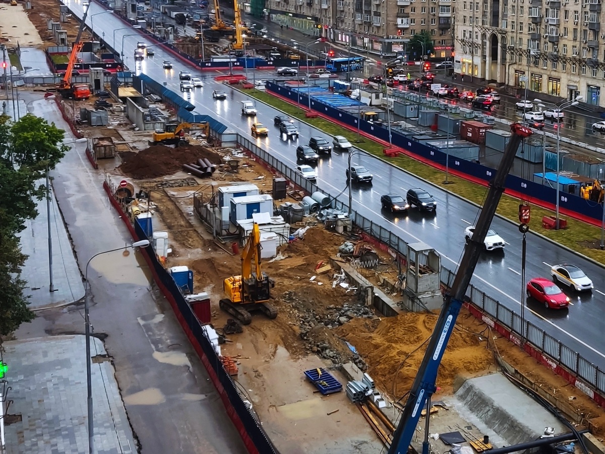 📷 1.1: Вид от северного вестибюля в сторону южного. Раскрывается котлован «эскалаторного» выхода на поверхность, раскрыт ответный котлован, примыкающий к конструкциям южного вестибюля.