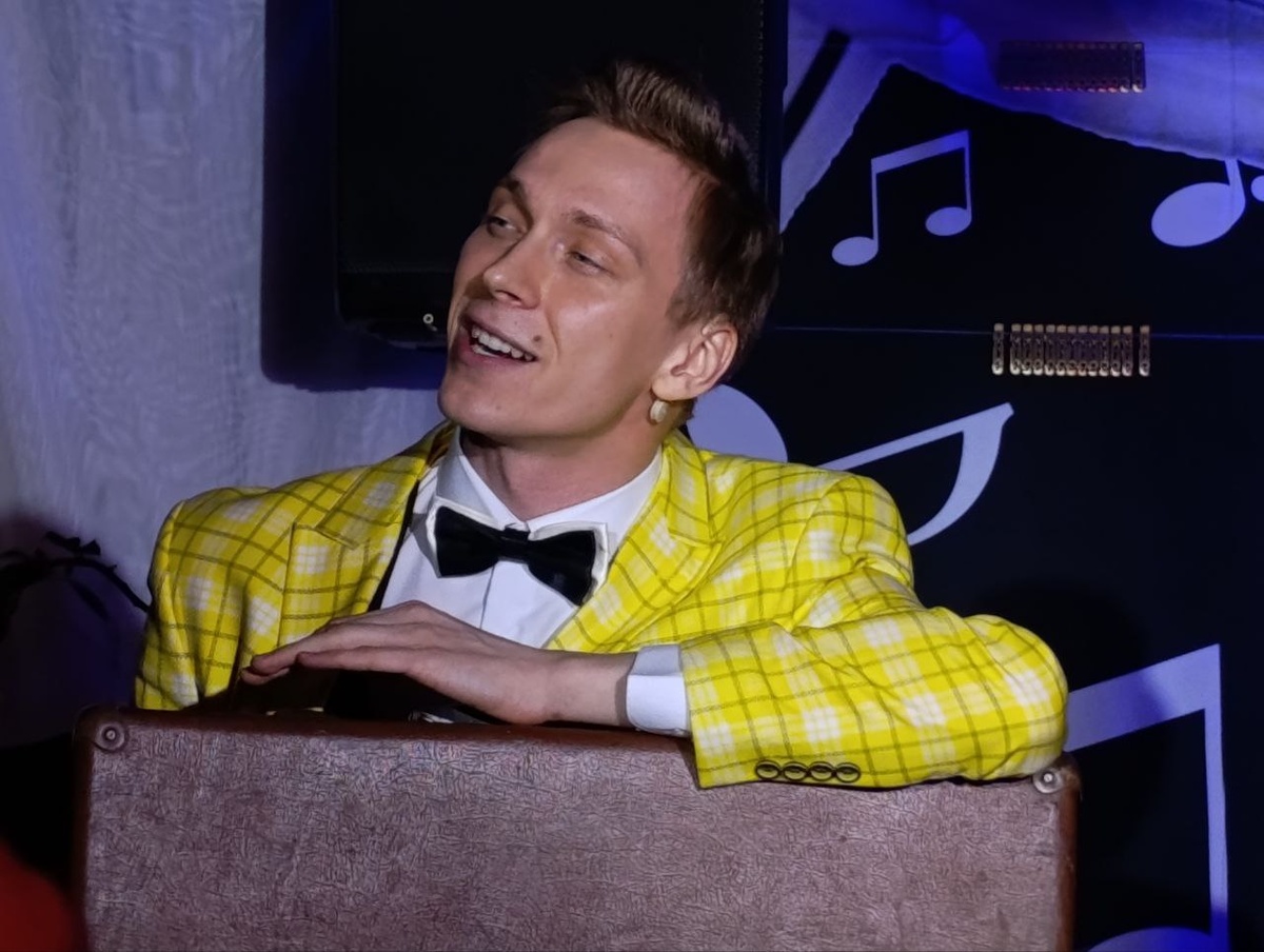 Александр Беляков в спектакле "Эдуард Хиль. Мистер Трололо"