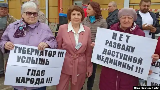 Участники митинга, Валентина Гей - в центре