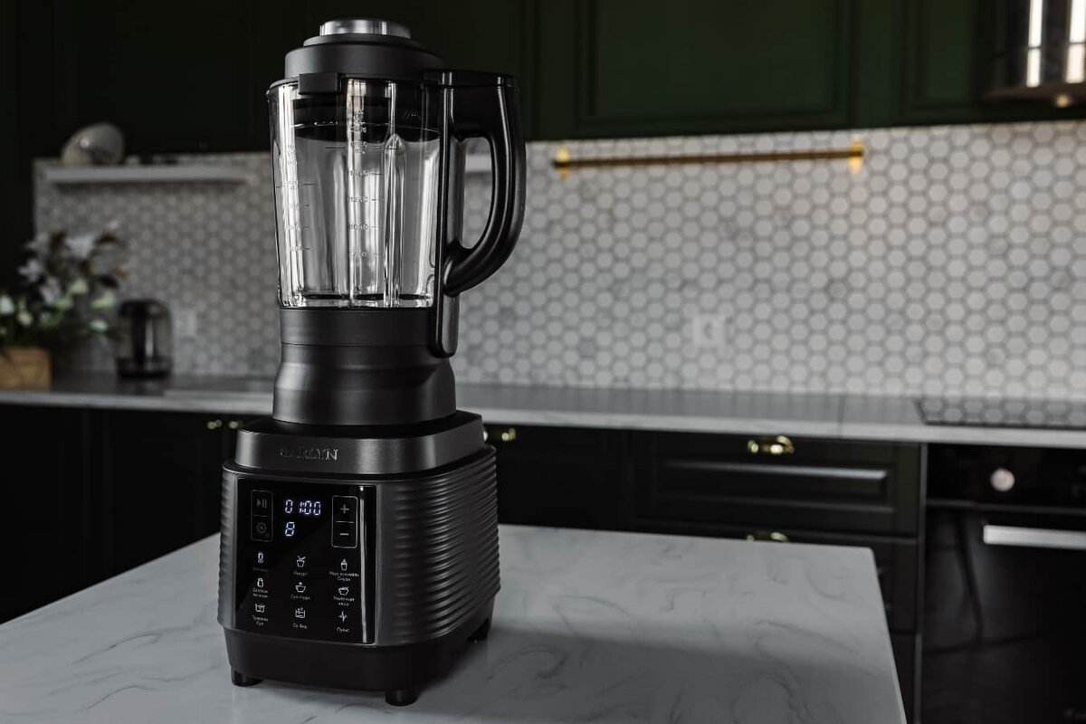 Стационарный блендер с подогревом Garlyn SM-3000 с кувшином из закаленного стекла позволяет готовить супы, соусы, смузи, йогурты и даже детское питание