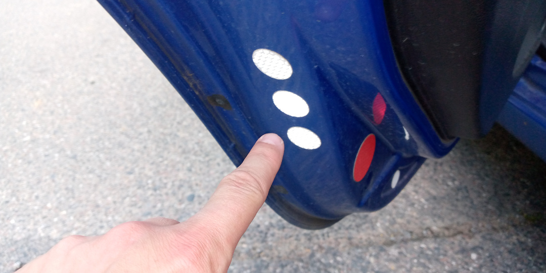 Световозвращатели в торцы дверей на Lada Granta FL