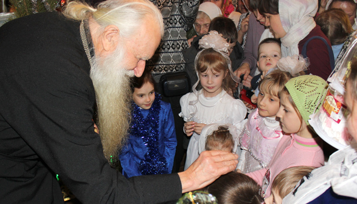Благословляя христианина, священник раскрывает над ним благодать Божью, признавая главенство в той или иной ситуации самого Бога.