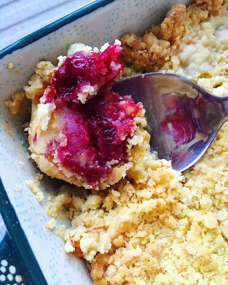 Крамбл с вишней