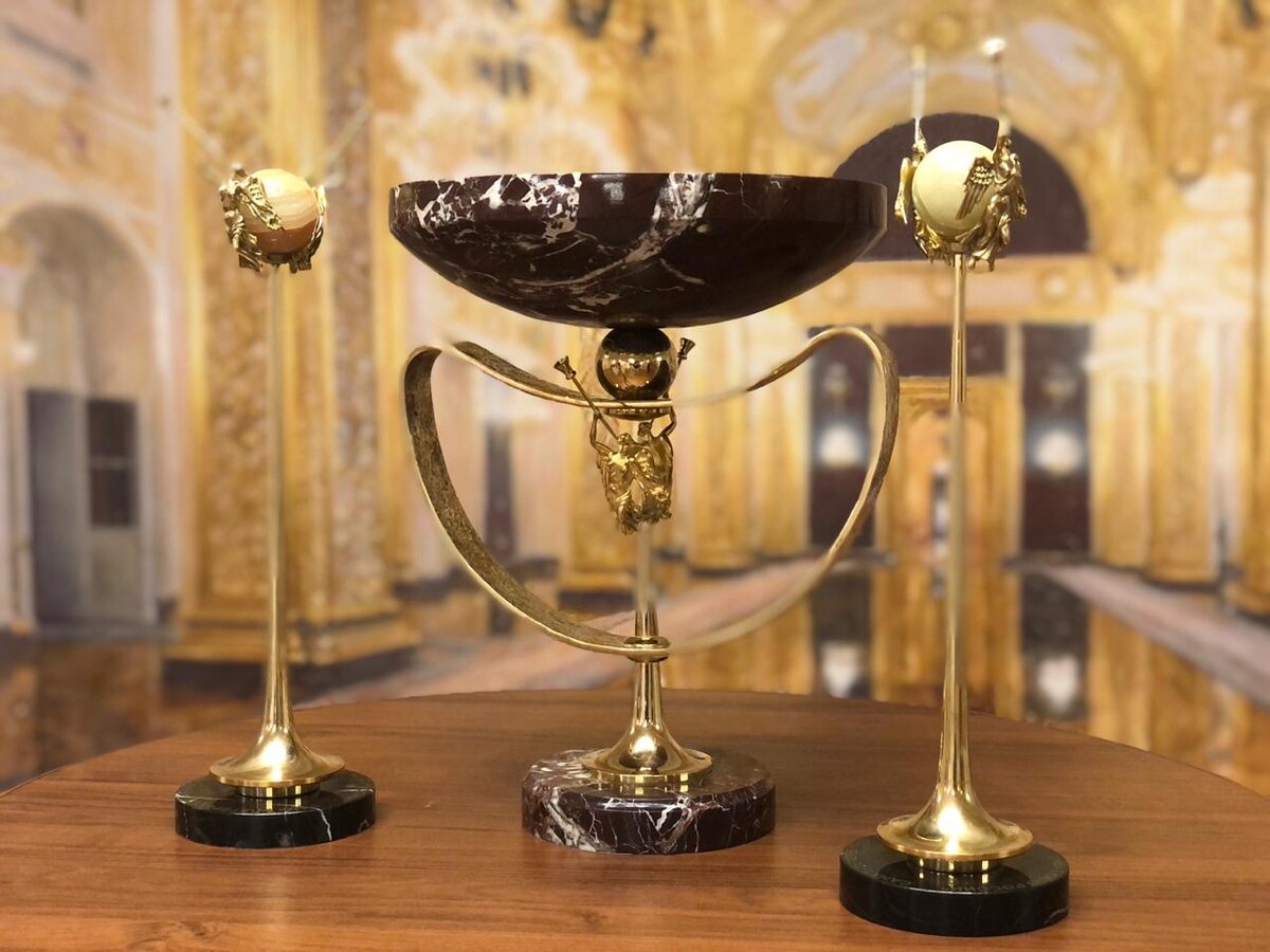 Статуэтки, которыми были награждены Павел Трубинер, Екатерина Вилкова и сериал "Чёрное море"