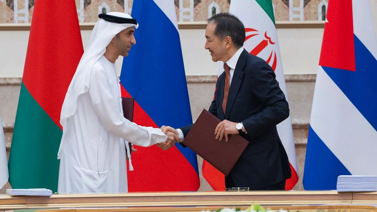 Соглашение об экономическом партнерстве между ЕАЭС и ОАЭ подписали Бактынжан Сагинтаев и министр внешней торговли ОАЭ Тани Ахмед Аль Зейуди © Photo : Пресс-служба ЕЭК