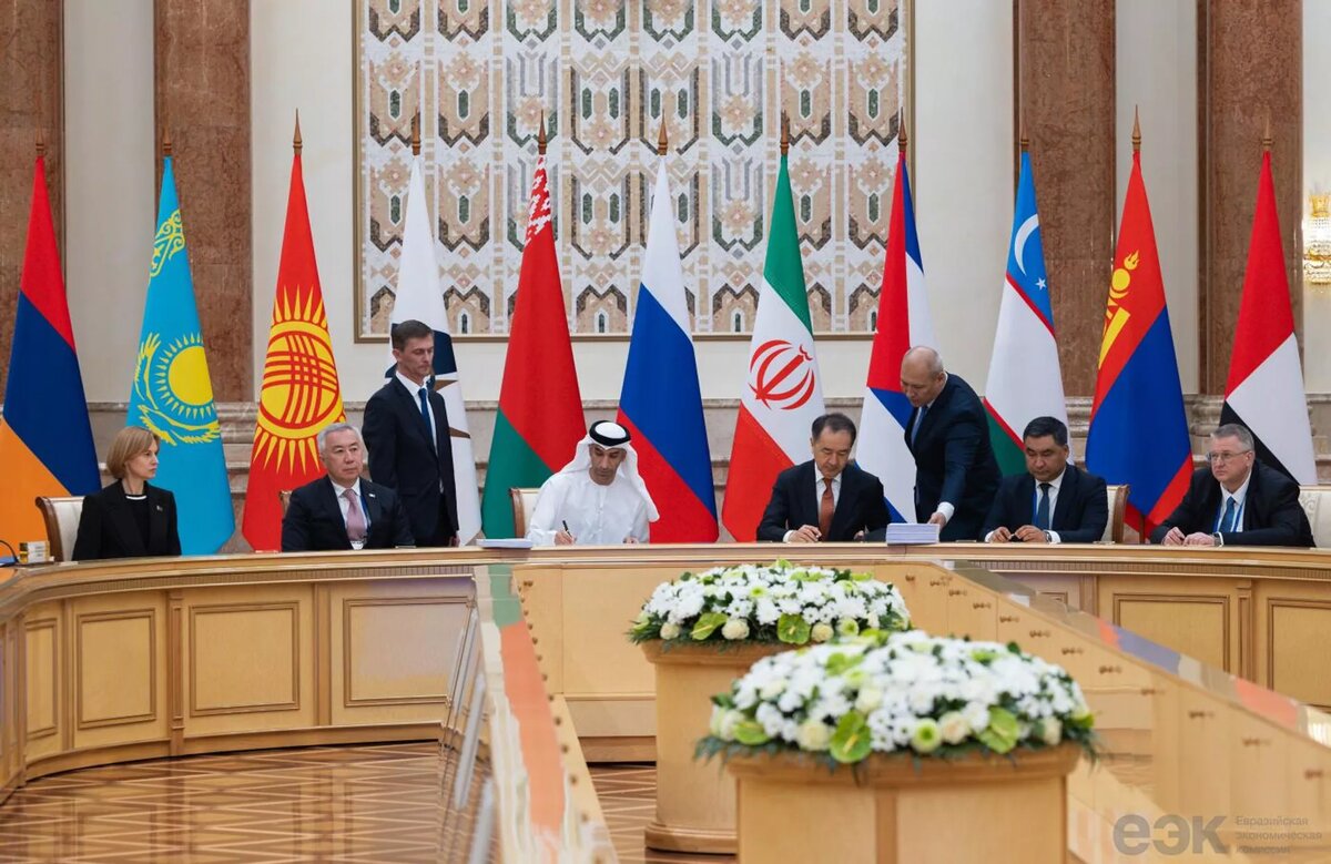 Соглашение об экономическом партнерстве между ЕАЭС и ОАЭ подписали Бактынжан Сагинтаев и министр внешней торговли ОАЭ Тани Ахмед Аль Зейуди © Photo : Пресс-служба ЕЭК